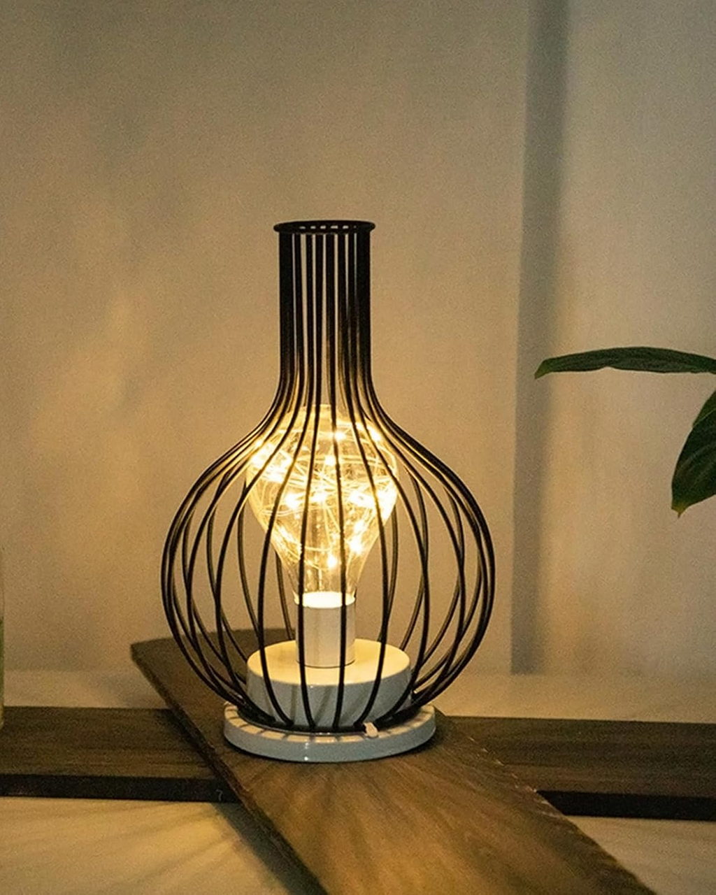 SUENTA Skulpturale Tischlampe mit Goldakzenten – Handgefertigte Eleganz
