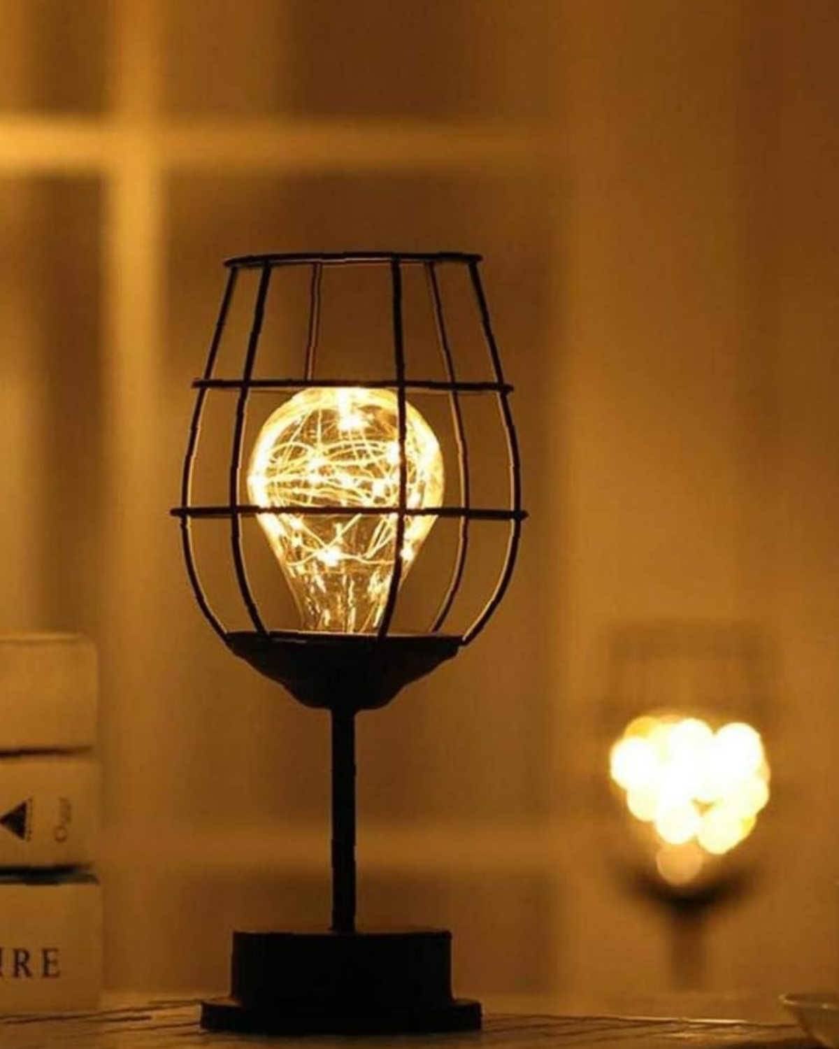 SUENTA Skulpturale Tischlampe mit Goldakzenten – Handgefertigte Eleganz
