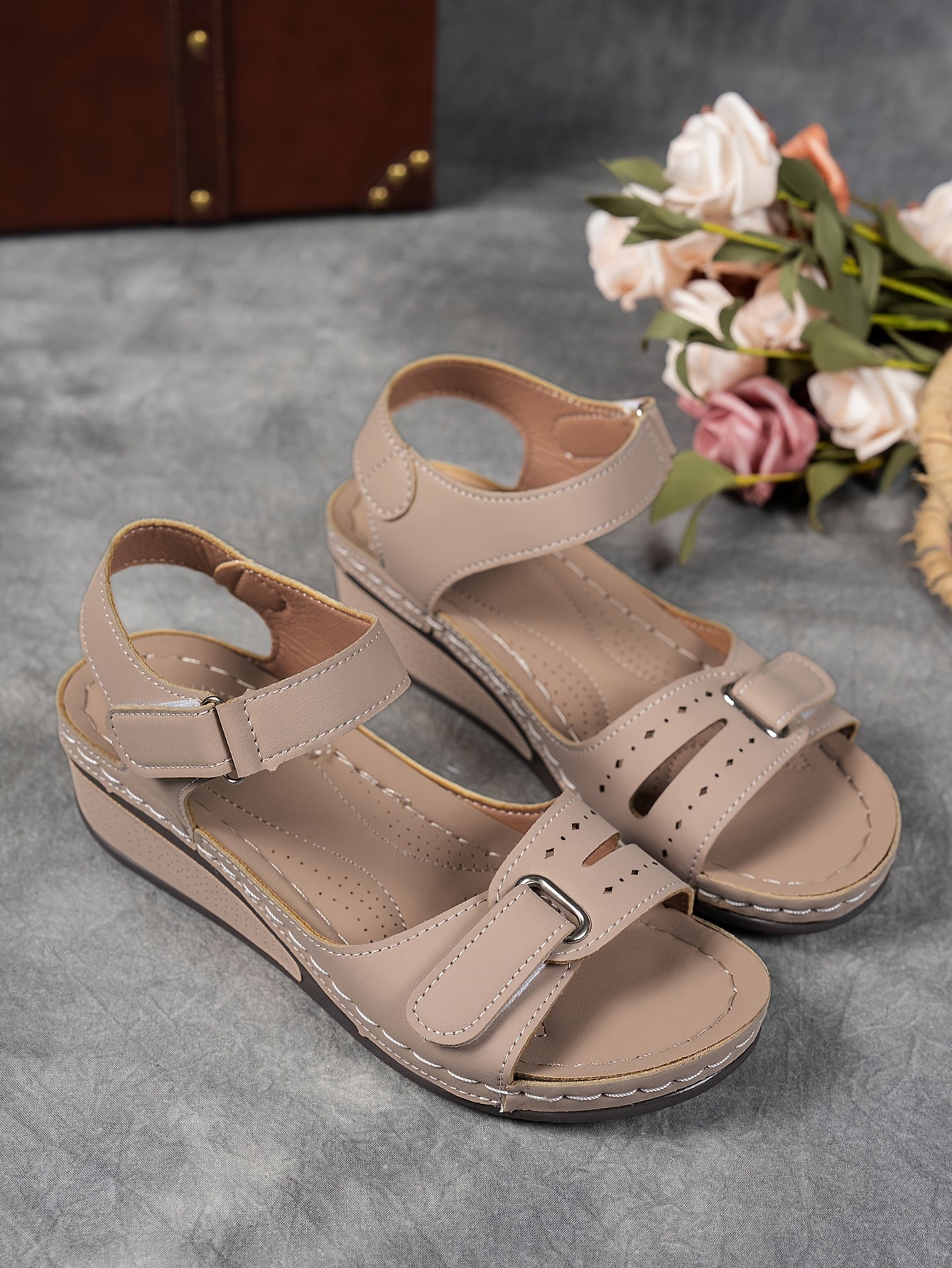 SUENTA Damen Sandalen Bequeme Plateau-Sandalen Mit Atmungsaktiven Riemen Sommer