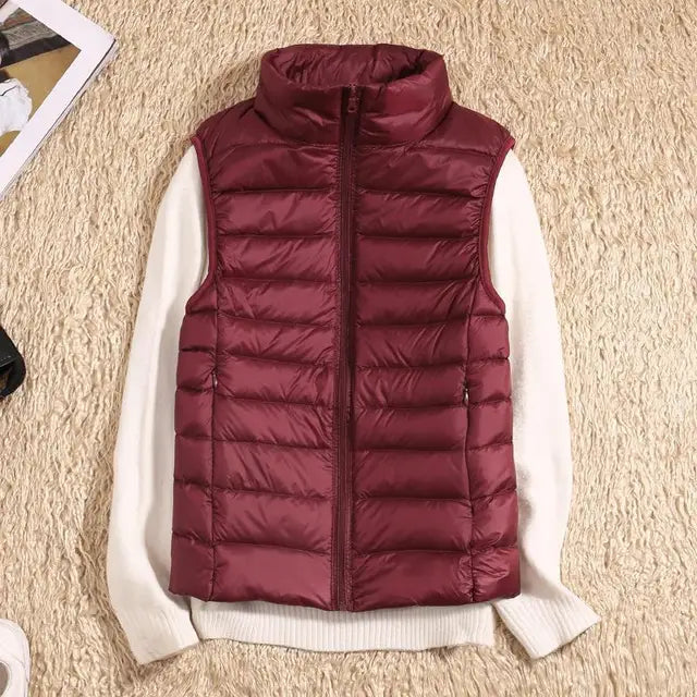 SUENTA Aura | Ultraleichte Daunenweste – warm und stylisch, ideal für Outdoor-Aktivitäten. Dunkelrot