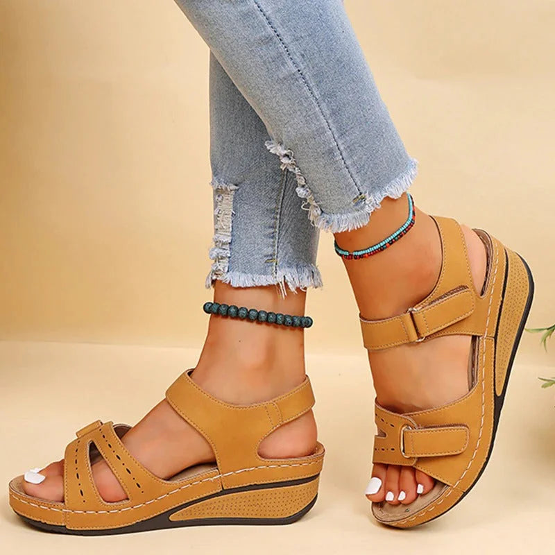 SUENTA Vespera | Damensandalen – Medizinisch inspirierter Komfort für entspannte Spaziergänge Gelb