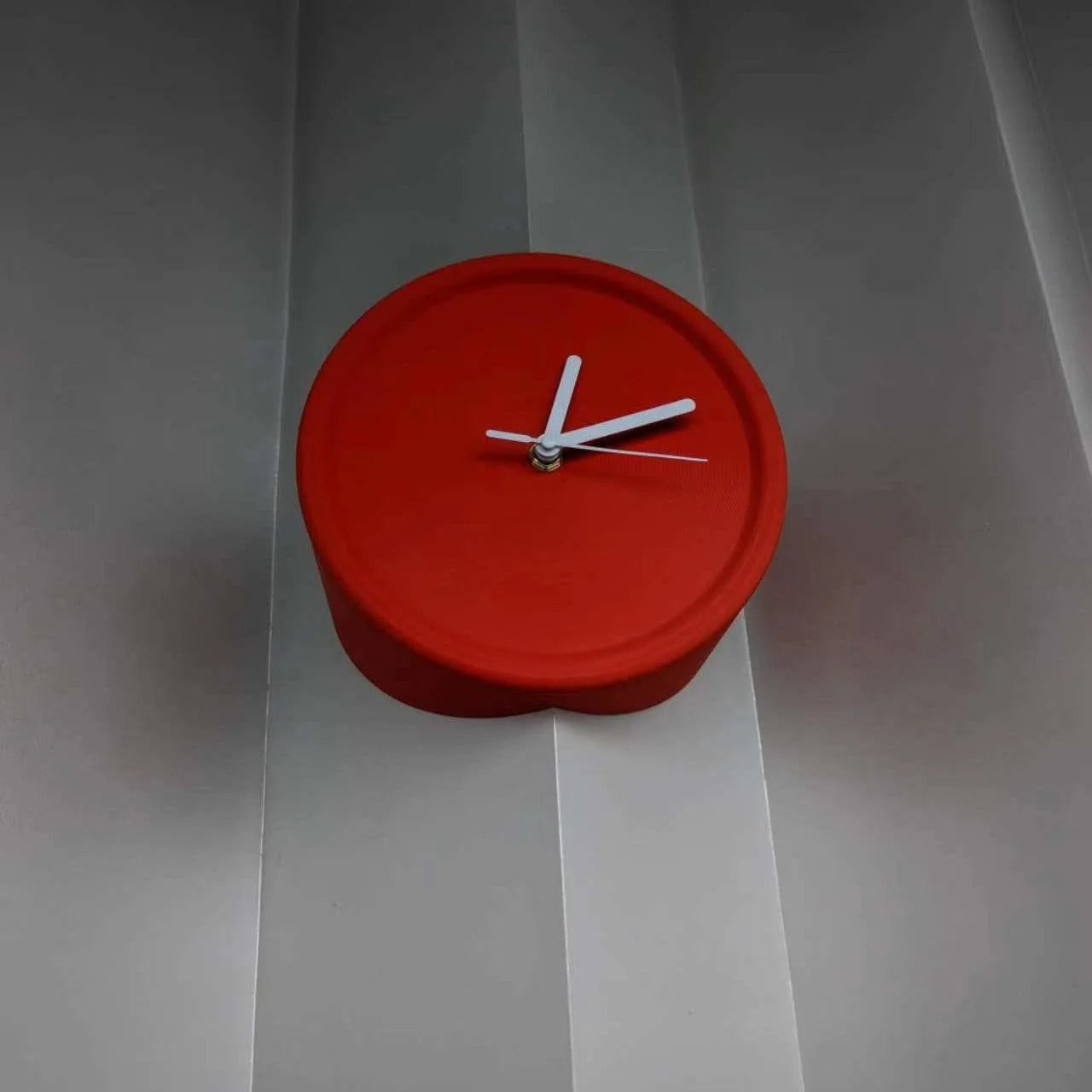 SUENTA Cornetto Wanduhr Wand-Eckuhr Umweltfreundlichem Material Kompakt Rot Äußere Ecke