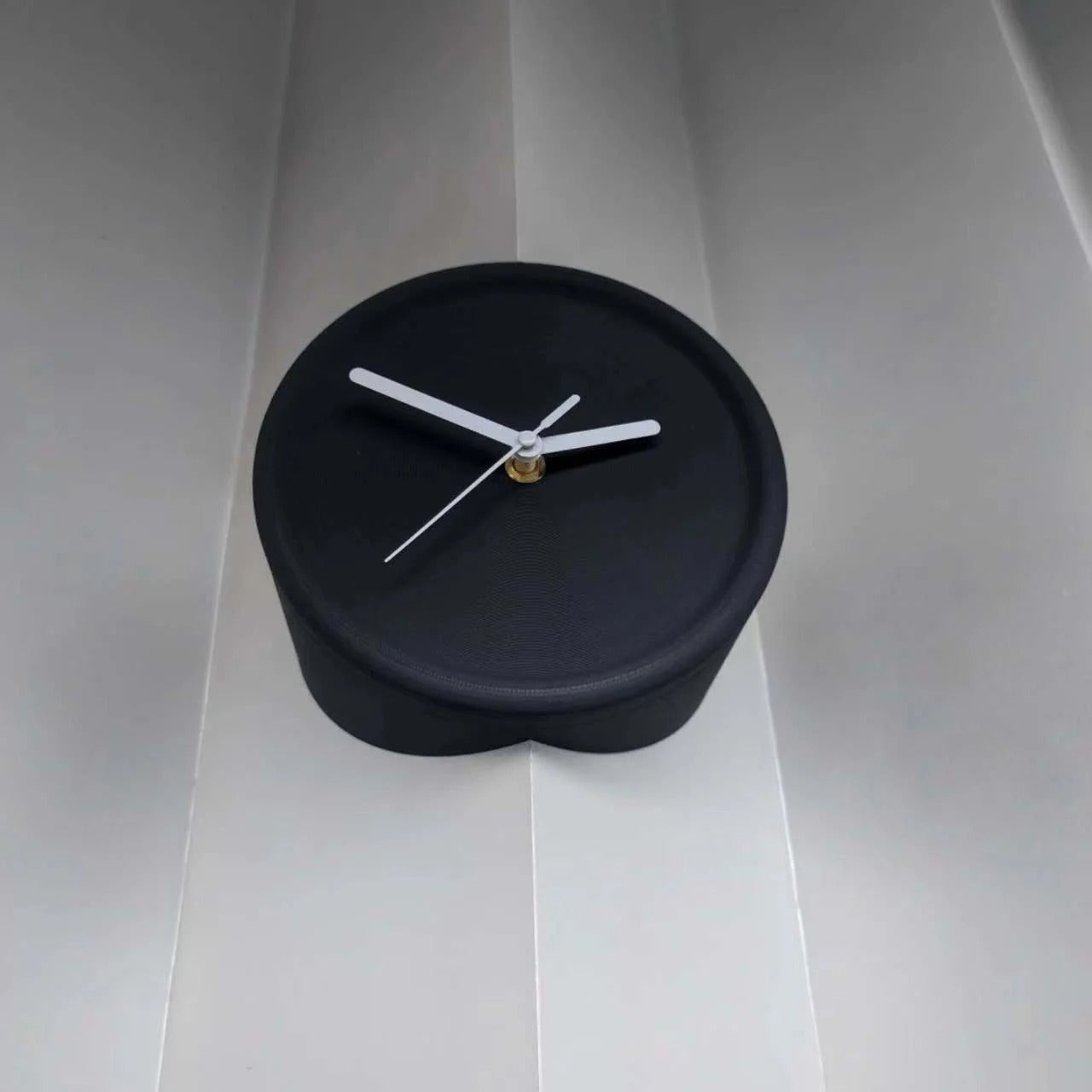 SUENTA Cornetto Wanduhr Wand-Eckuhr Umweltfreundlichem Material Kompakt Schwarz Äußere Ecke
