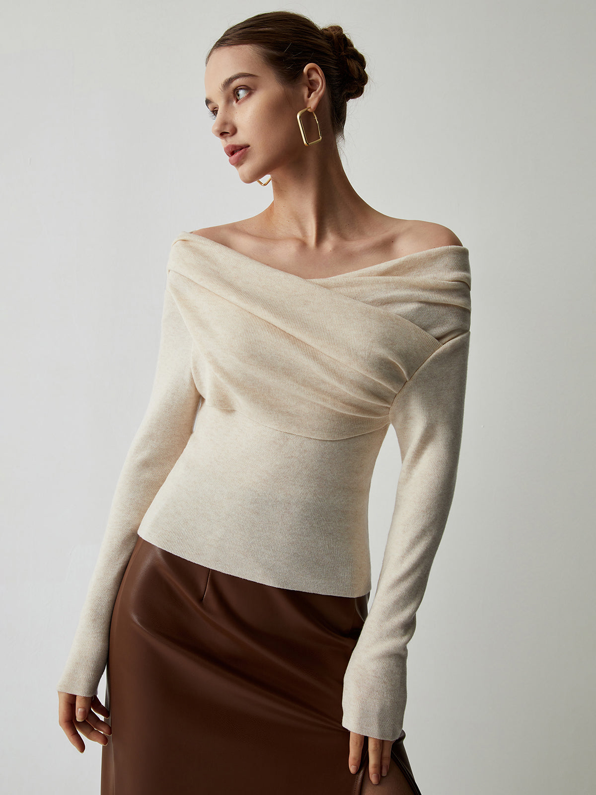 SUENTA Damen Yasmin Off-Shoulder Stricktop Wickelstil Feminine Silhouette Aprikose