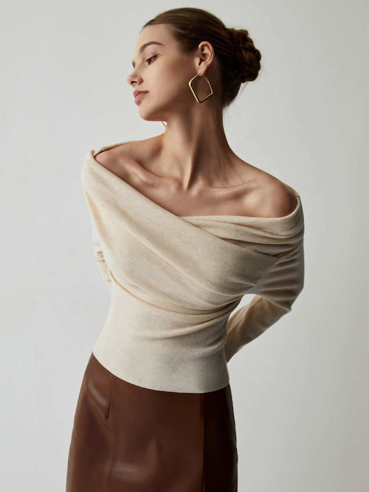 SUENTA Damen Yasmin Off-Shoulder Stricktop Wickelstil Feminine Silhouette