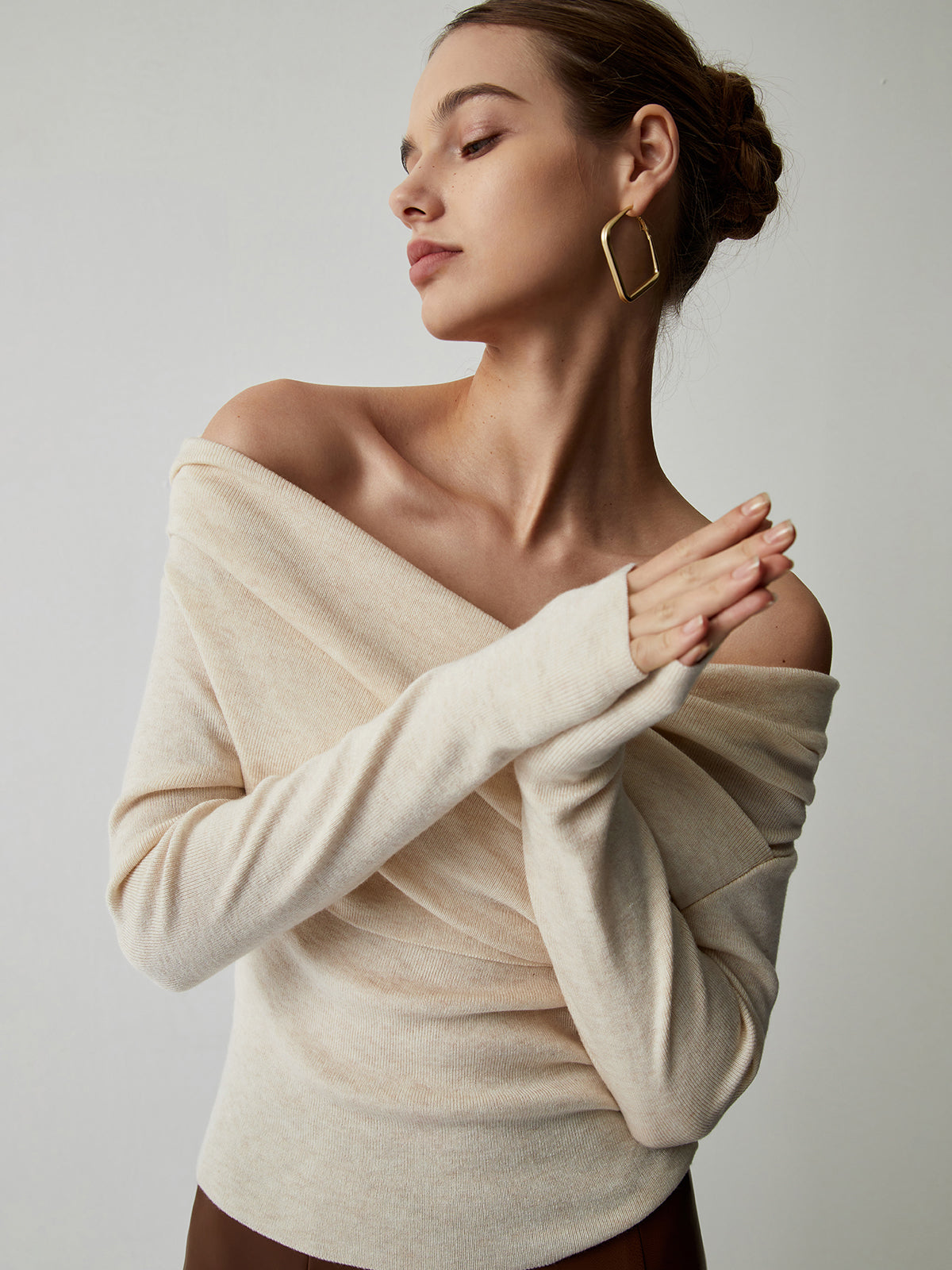 SUENTA Damen Yasmin Off-Shoulder Stricktop Wickelstil Feminine Silhouette