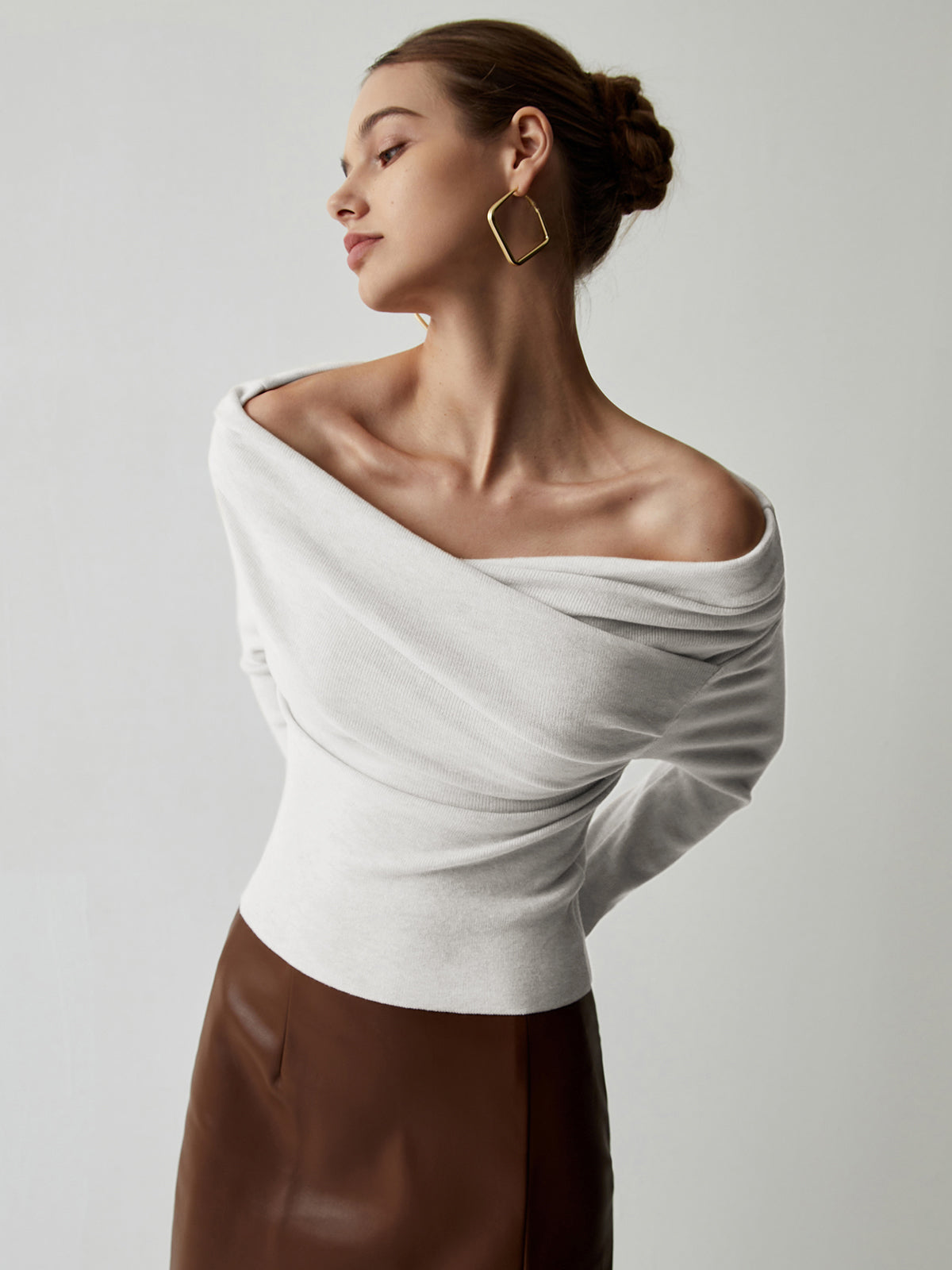 SUENTA Damen Yasmin Off-Shoulder Stricktop Wickelstil Feminine Silhouette Weiß