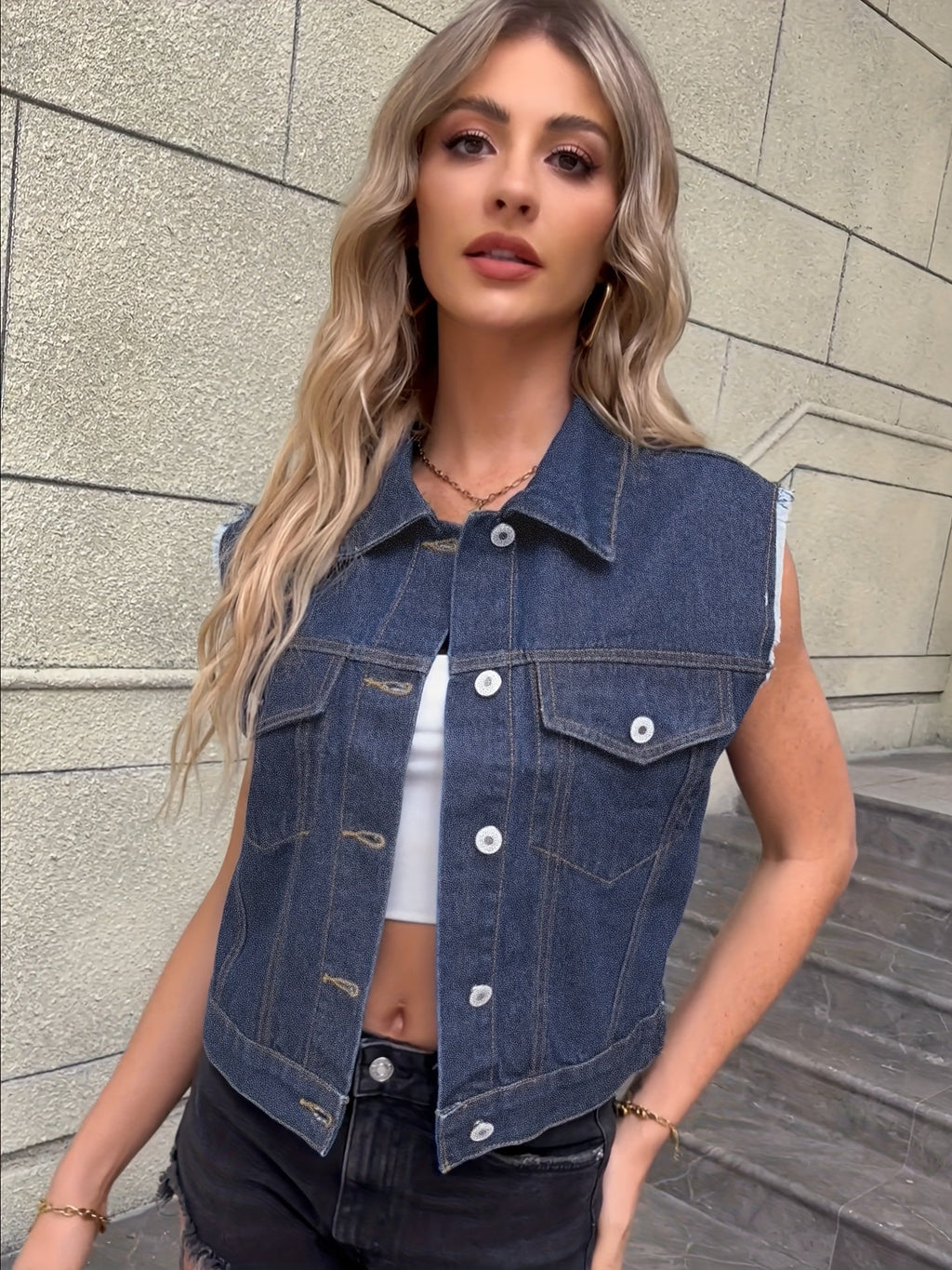 SUENTA Damen Ärmellose Jeansjacke mit Pattentaschen Denim-Look Zeitlos Mittelblau