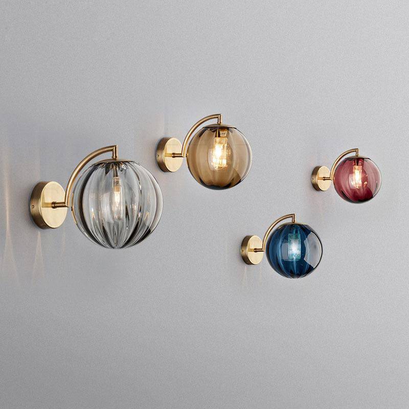 SUENTA Wandlampe LED in Gold mit rauchiger Glaskugel Scone