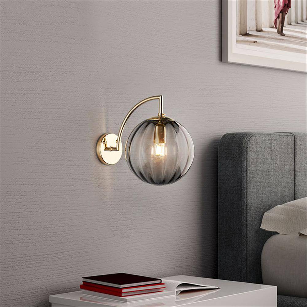 SUENTA Wandlampe LED in Gold mit rauchiger Glaskugel Scone